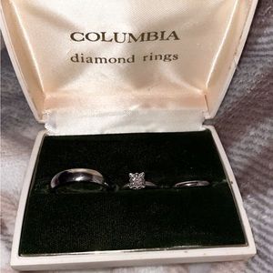 This is a 14k white gold engagement and wedding band set. Diamond is 1/4ct.